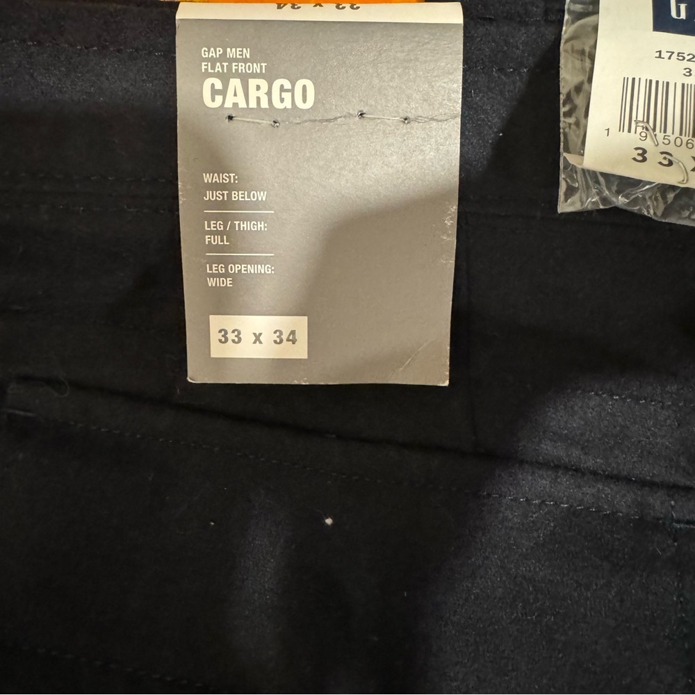 Gap flat front cargo 33x34 business casual. Brand new never worn. Excellent